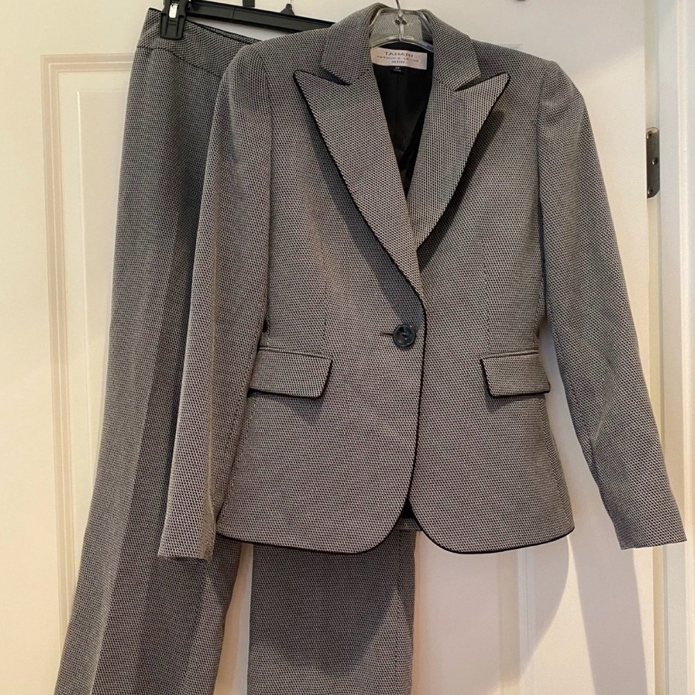 Women's Tahari pant suit